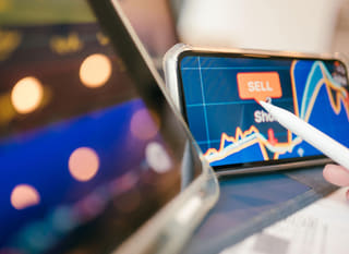 Operador en múltiples mercados revisando alternativas de Bitcoin, Ethereum y forex